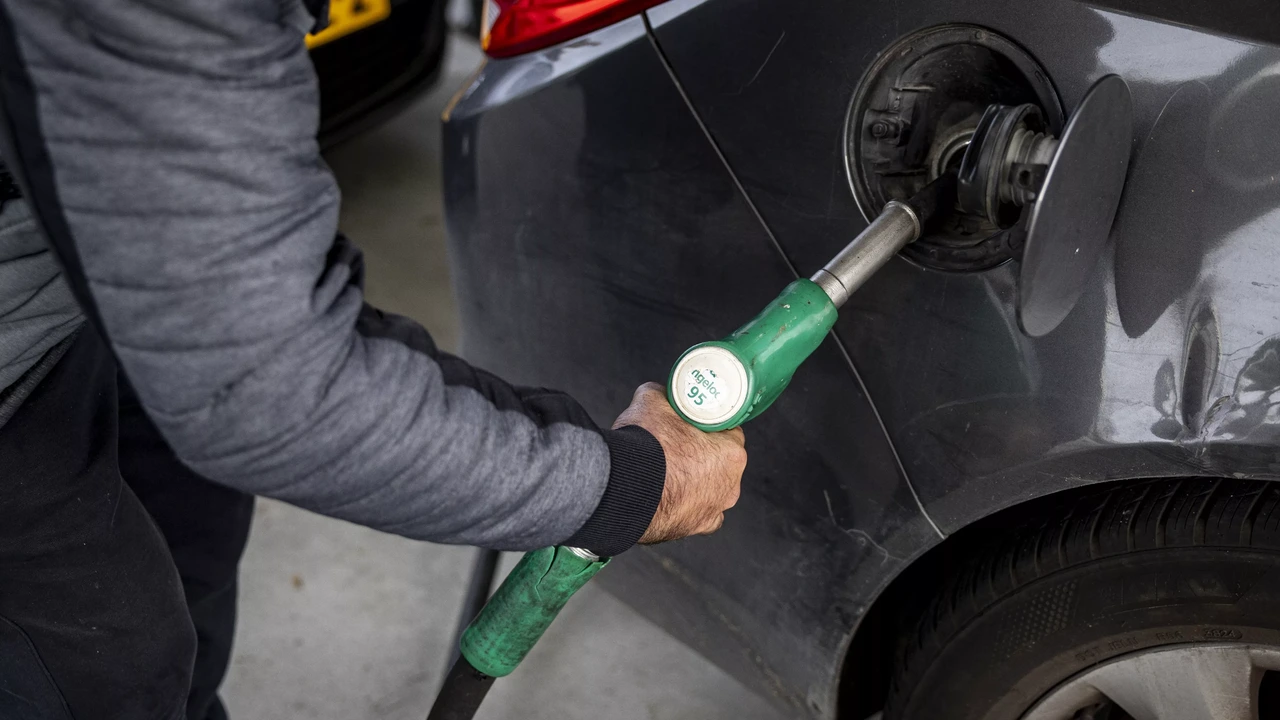 Benzine aan de pomp weer wat goedkoper ondanks dure olie Benzine aan de pomp weer wat goedkoper ondanks dure olie