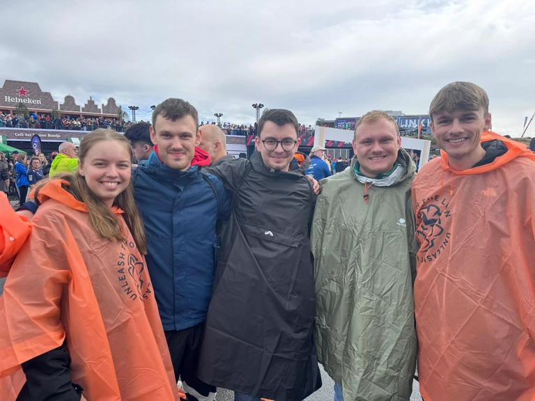 De Duitse Marlon trotseert de regen met vrienden