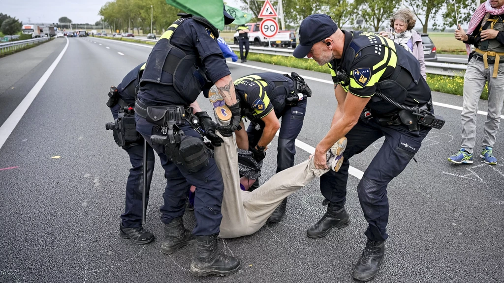 Foto: Klimaatactivisten bezetten A12, deze keer bij Zevenaar