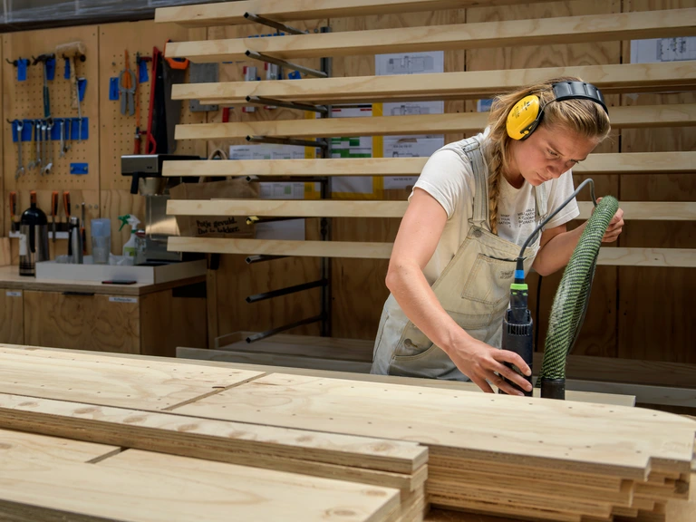 Werken in een fabriekshal