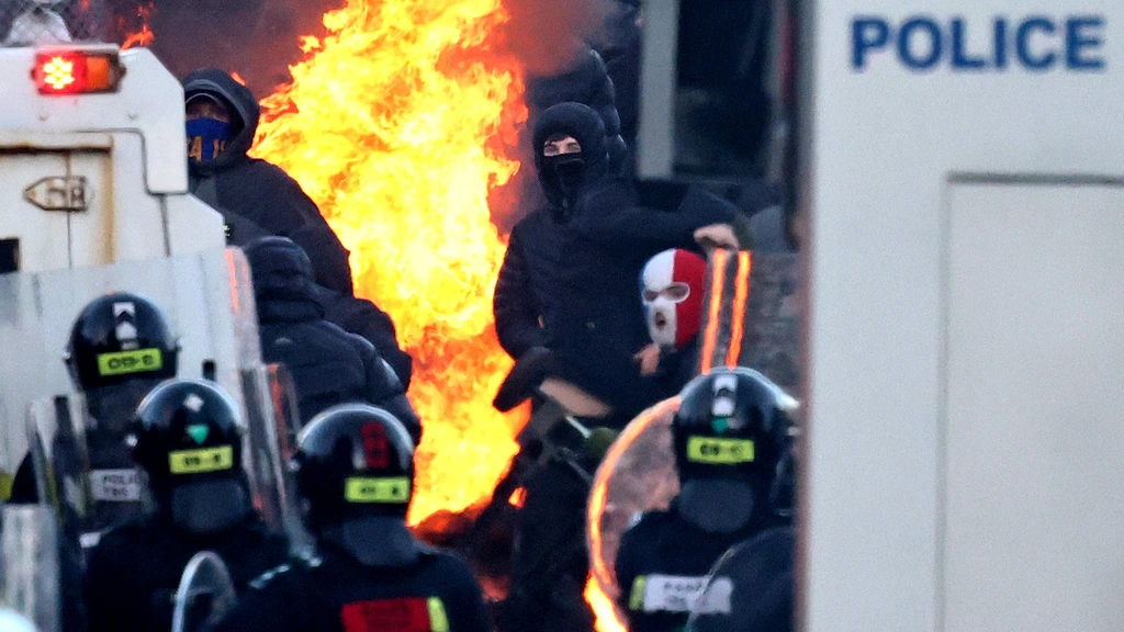 Foto: Twaalf agenten gewond na opnieuw onrustige nacht in Belfast
