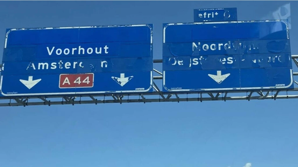 Foto: Onleesbare verkeersborden even geen prioriteit voor Rijkswaterstaat