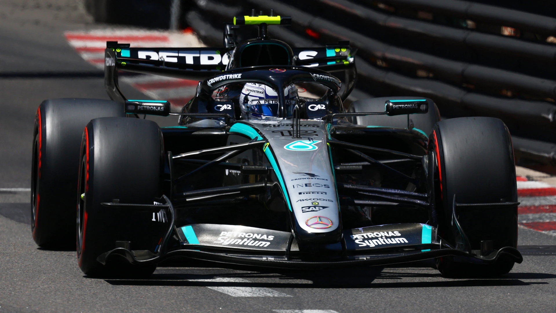 Antonelli aan de leiding na start Monaco • Verstappen valt stil en ligt eruit
