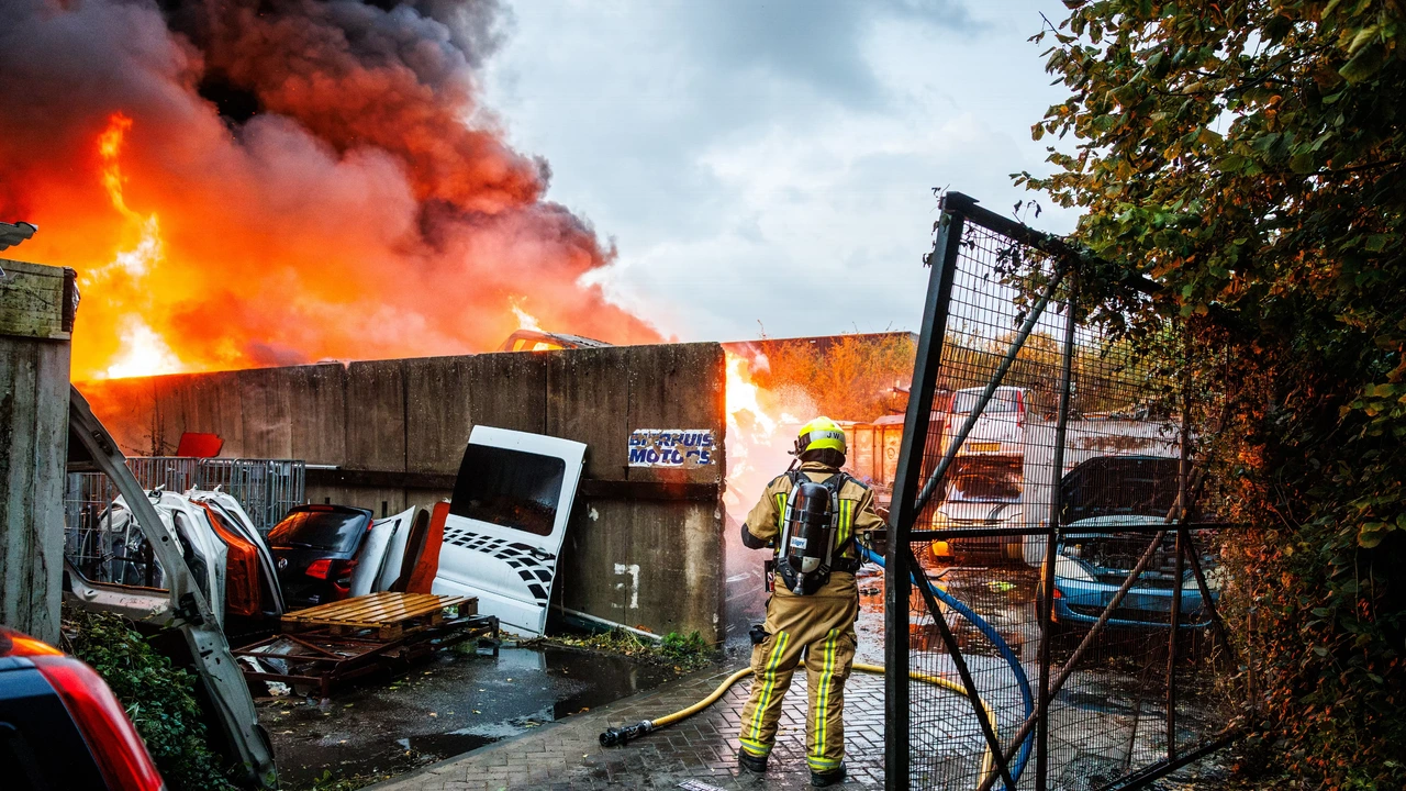 Brand in autosloperij Zoetermeer, politie houdt mensen tegen