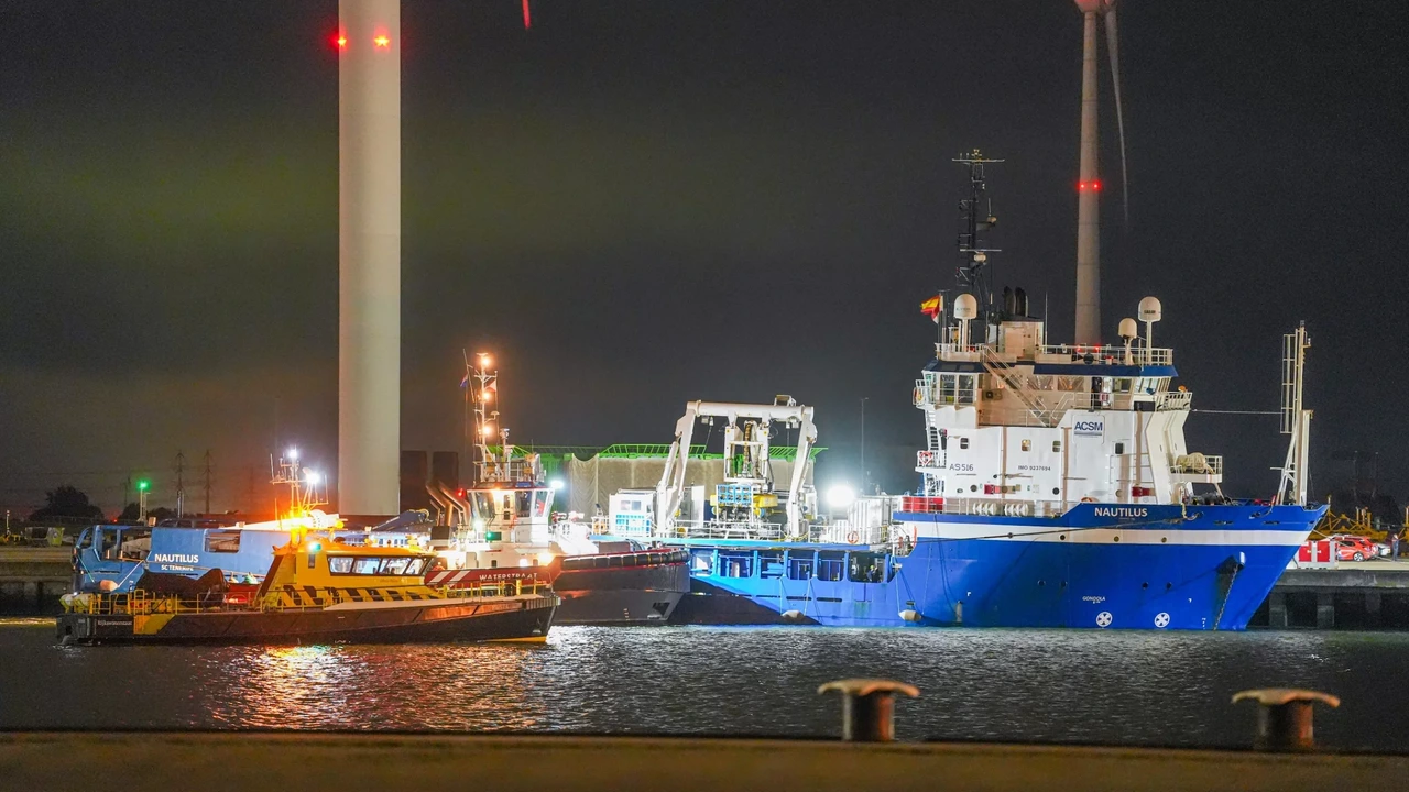 Zinkend zeeschip in de Eemshaven dreigt te kapseizen