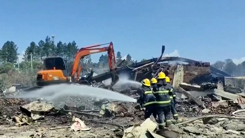 Foto: Zeker 26 doden en tientallen gewonden bij explosie in Chinese vuurwerkfabriek