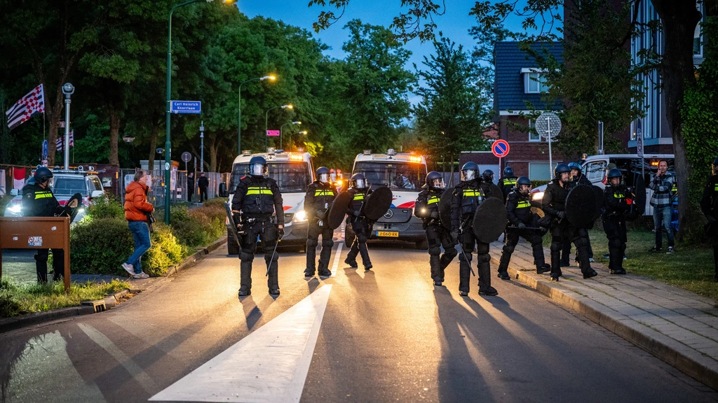 Foto: Vier aanhoudingen en waterkanon ingezet bij protest noodopvang Loosdrecht