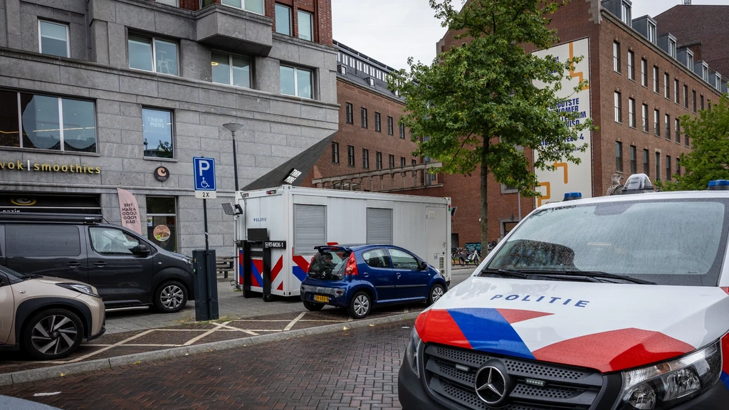 Politie pakt drie mensen op na vondst dode man in woning Rotterdam