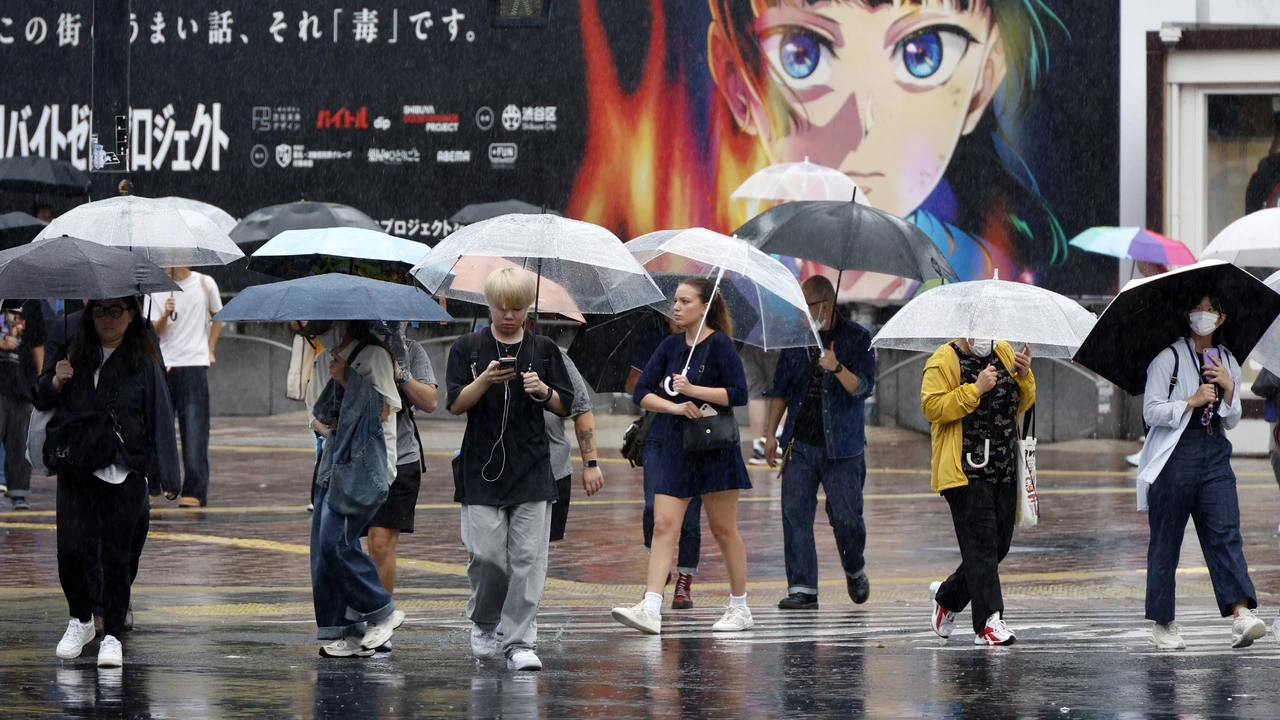 Zware orkaan Dujuan nadert oostkust Japan, evacuaties op plaatsen rond Tokio Zware orkaan Dujuan nadert oostkust Japan, evacuaties op plaatsen rond Tokio