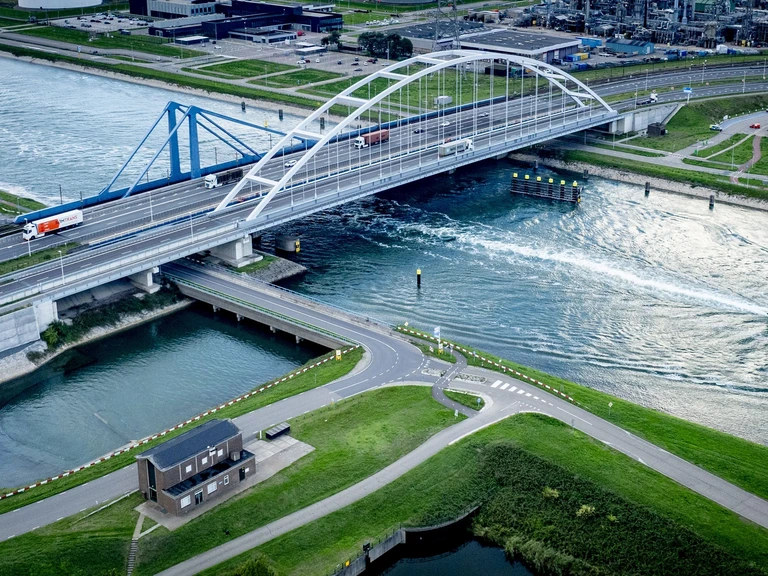Verkeer op de Suurhoffbrug