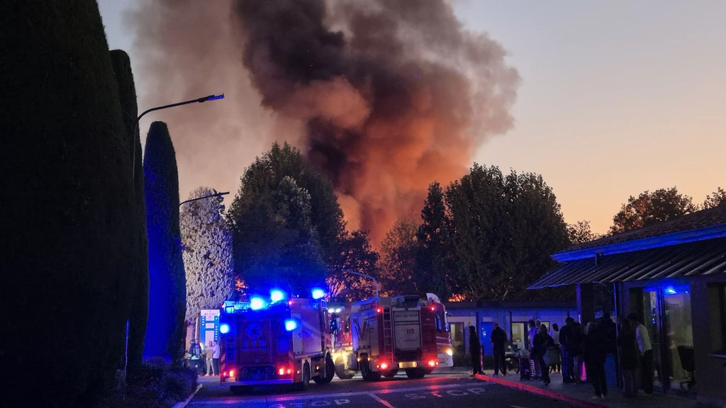 Foto: Gewonden bij brand op camping Gardameer, vakantiegangers helpen brandweer