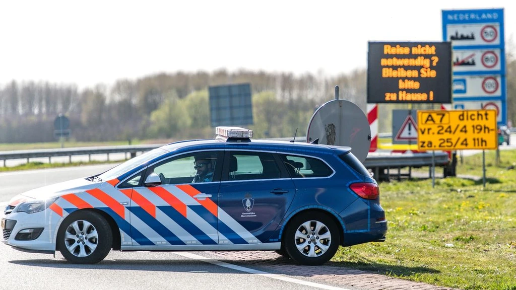 Foto: 1,2 miljoen nepsigaretten onderschept in busje bij Bad Nieuweschans
