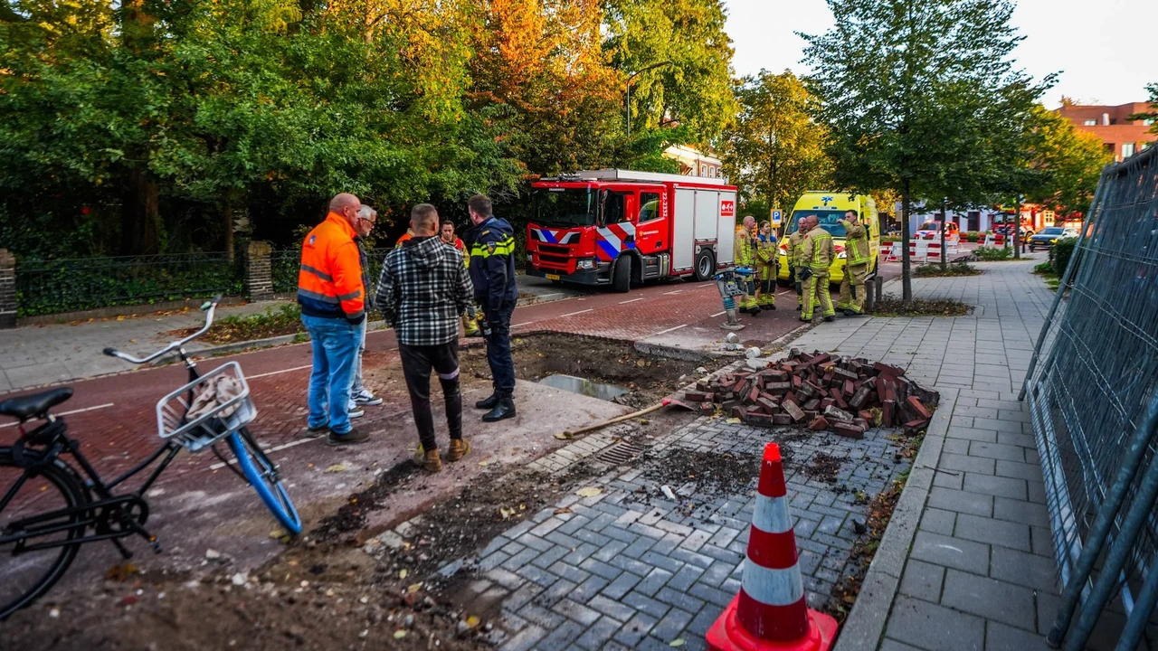Fietsster valt in rioolput op straat in Eindhoven Fietsster valt in rioolput op straat in Eindhoven