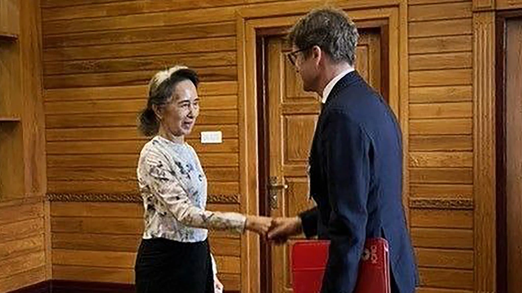 Teken van leven: oud-leider Myanmar Suu Kyi spreekt met Rode Kruis