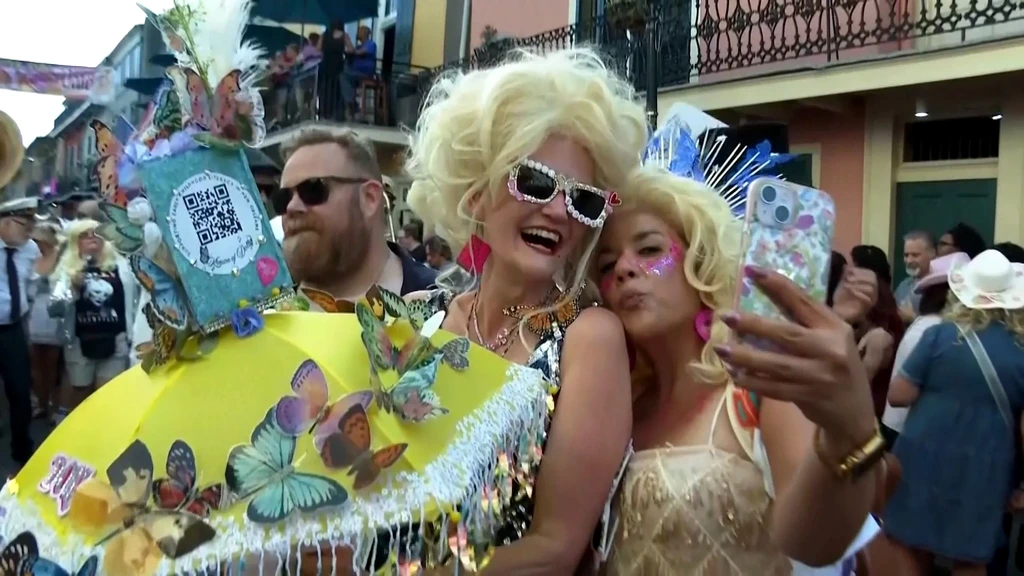 Foto: Amerikanen vieren eerste 'Dolly Parton Day' met roze glitters en blonde pruiken 