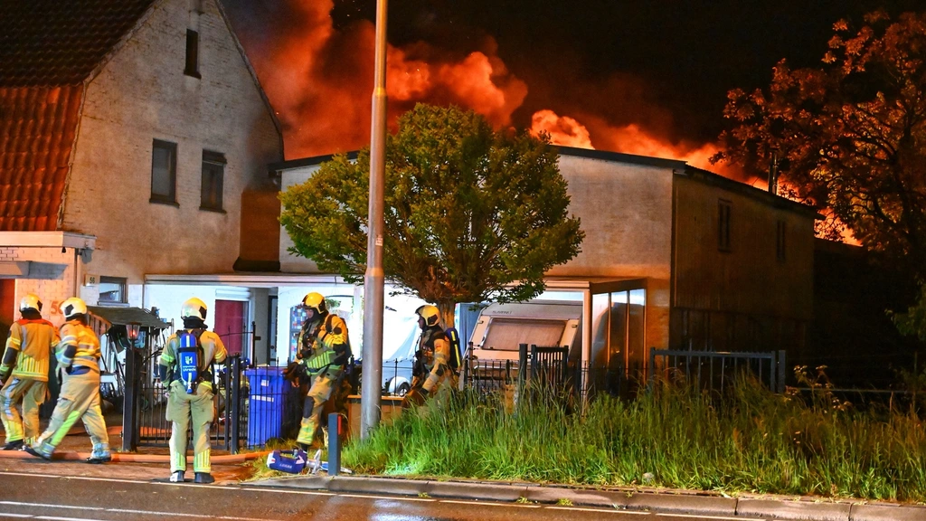 Foto: Grote brand bij autobedrijf Bunnik, gewonde naar het ziekenhuis