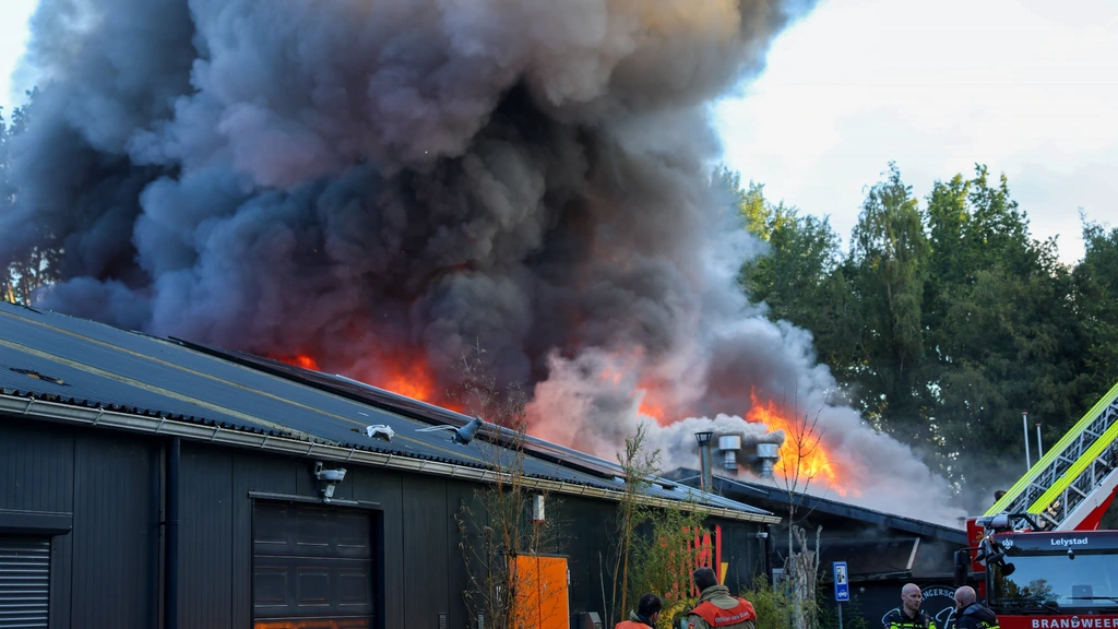 Foto: Grote brand verwoest parenclub in Lelystad, pand was net gekocht door gemeente