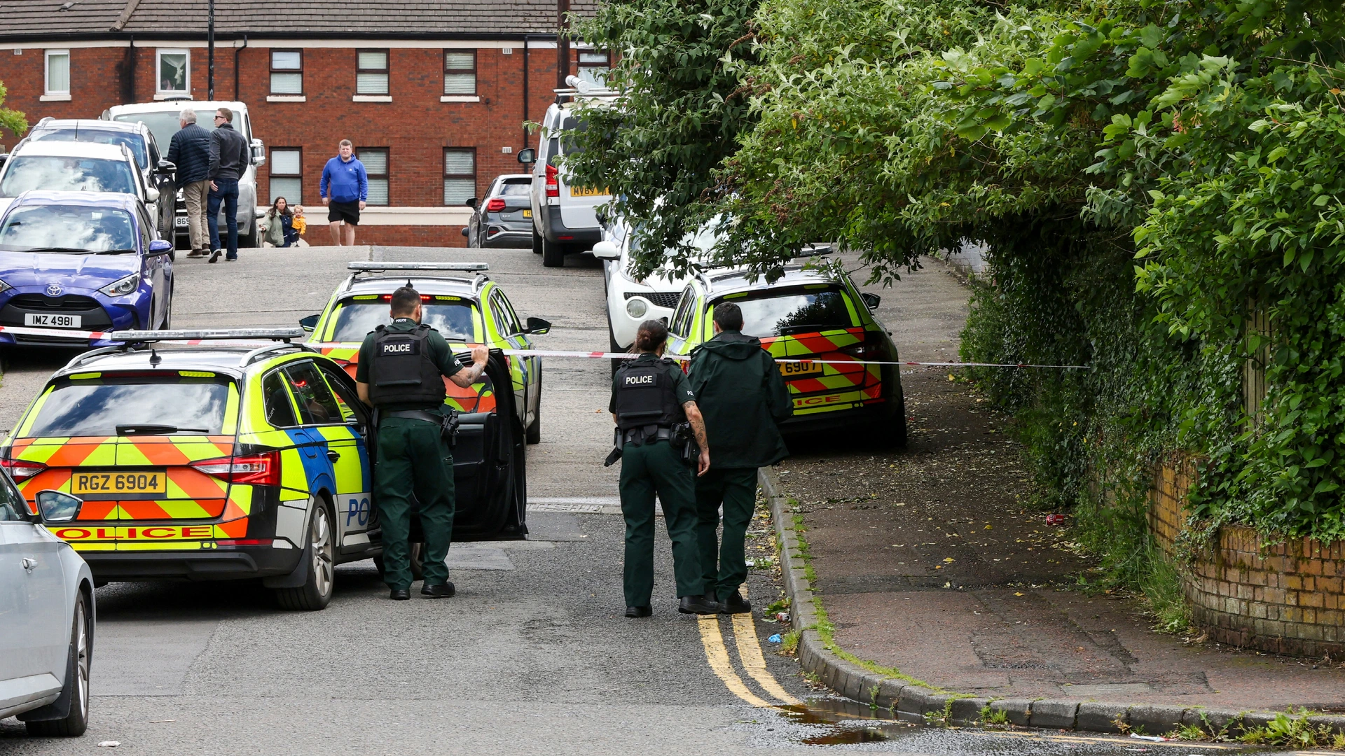VK opgeschrikt door brute mesaanval in Belfast, oproepen tot protest én kalmte
