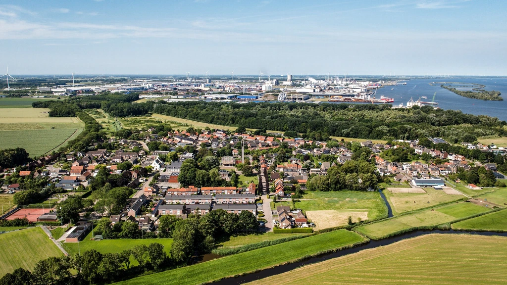 Foto: Politiek wil vertrouwen van Moerdijkers terugwinnen, toekomst dorp nog onzeker