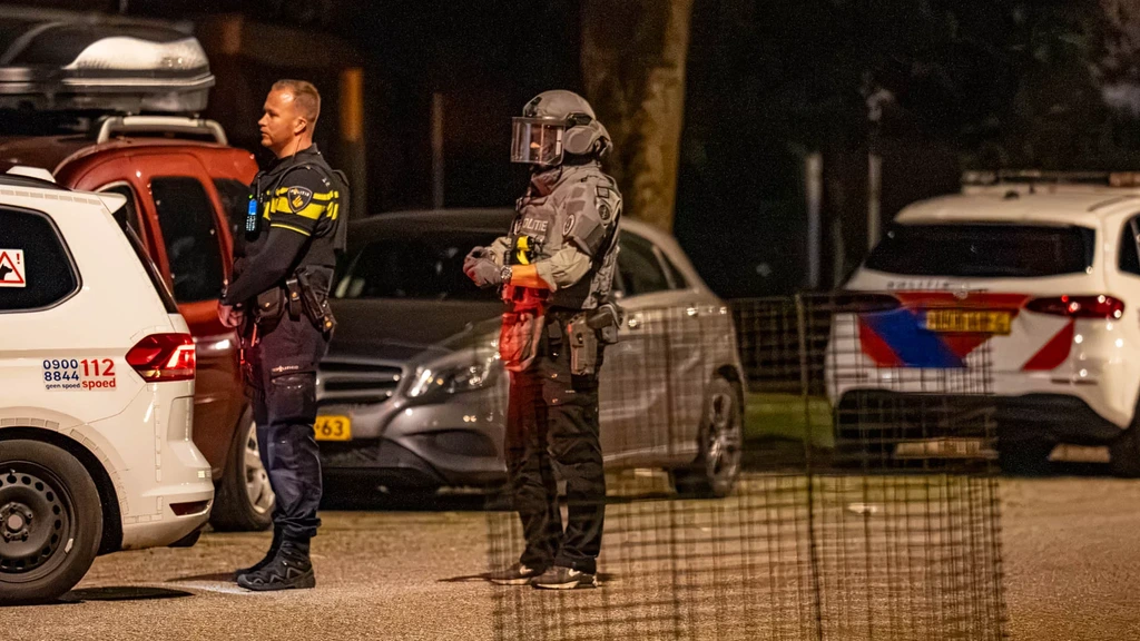 Foto: Agent lost schoten op auto die op hem inreed in Someren