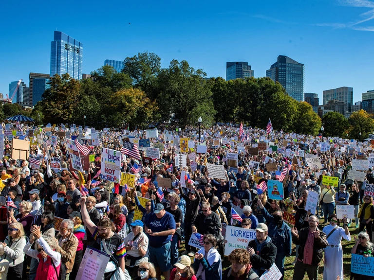Miljoenen mensen bij 'No Kings'-protesten tegen Trump op 2700 plekken in VS