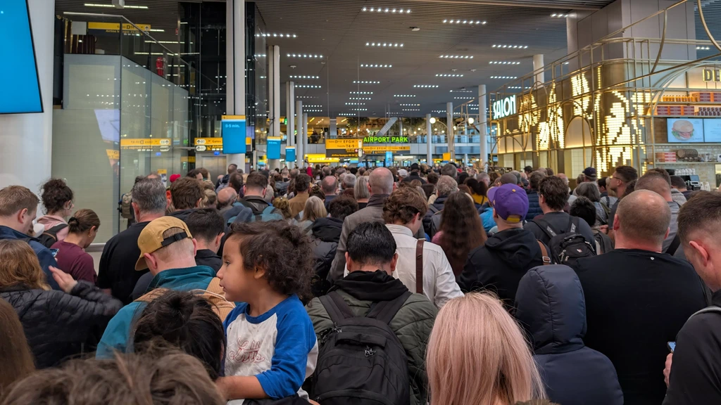 Foto: Lange rijen op Schiphol door storing bij elektronische paspoortcontrole