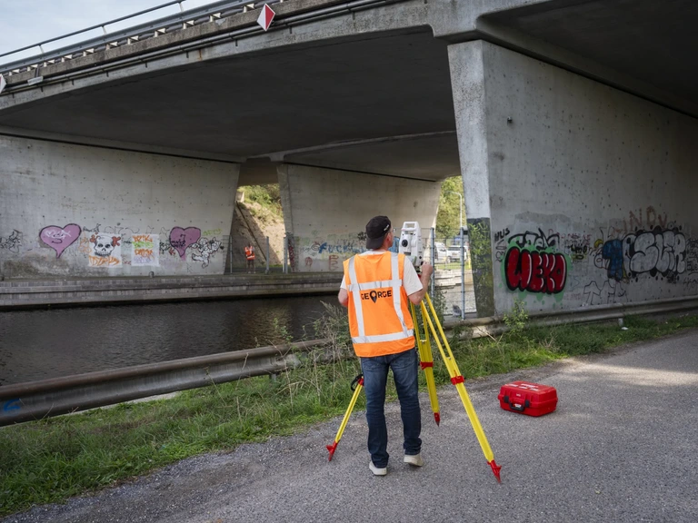A28 bij Hardenbergerbrug dicht door weggespoeld materiaal, vaar- en wegverkeer gestremd