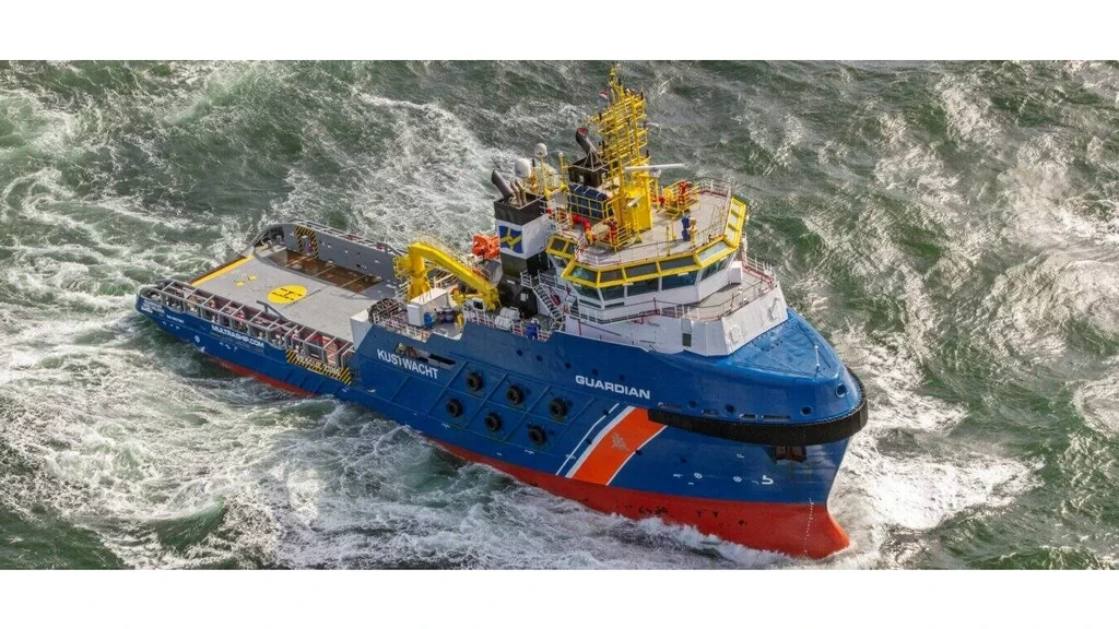 Foto: Stuurloos geraakt vrachtschip in Noordzee vaart weer, reddingsboten keren om