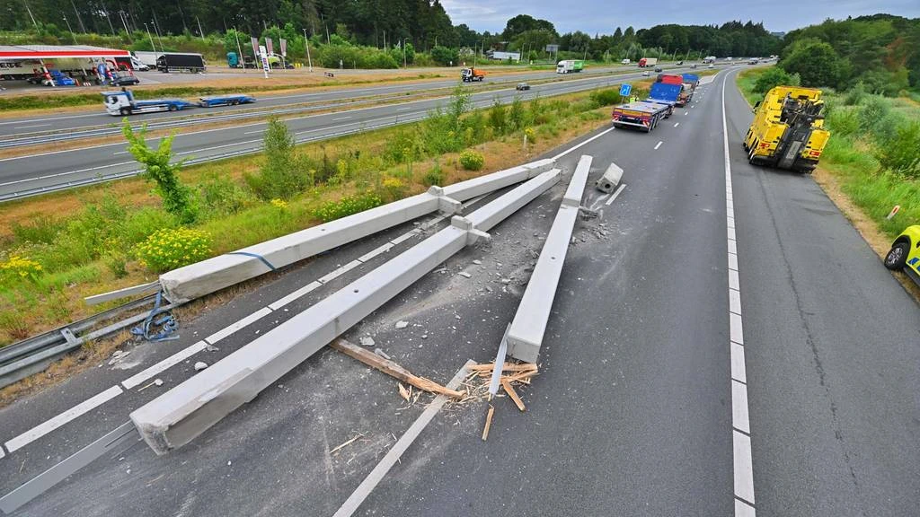 Foto: Vrachtwagen verliest loodzware balken op snelweg bij Veldhoven