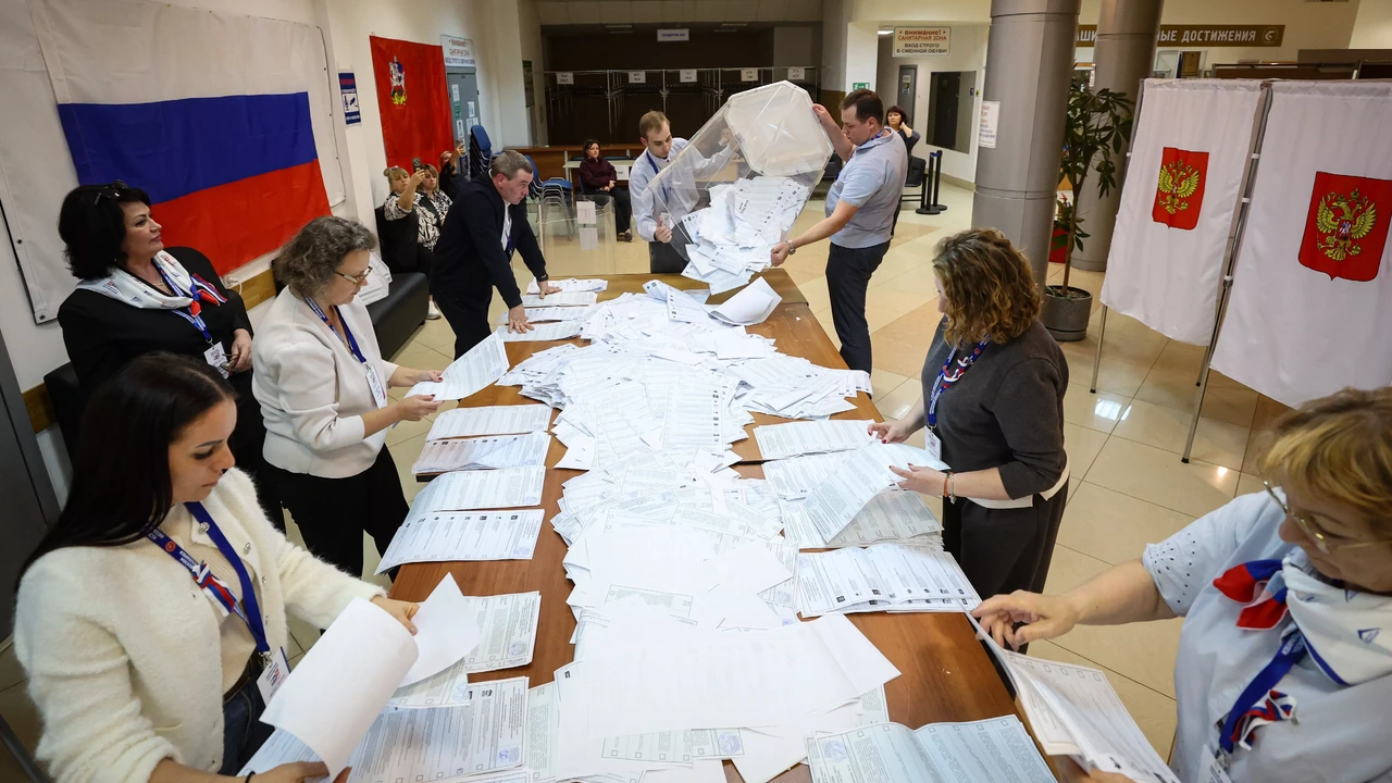 Aan Poetin gelieerde partij wint schijnverkiezingen in Rusland Aan Poetin gelieerde partij wint schijnverkiezingen in Rusland