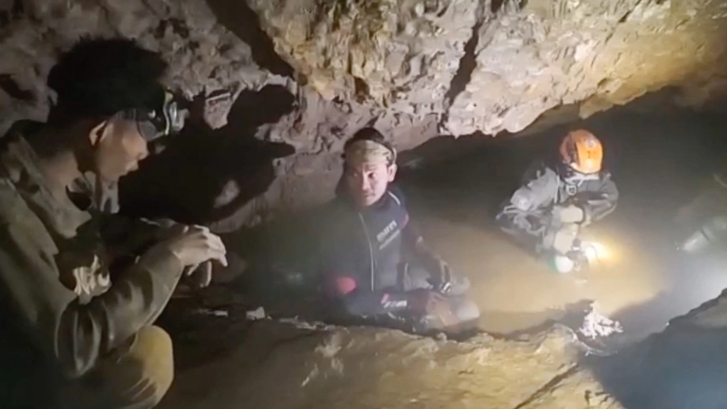 Foto: Reddingsteam zoekt andere route naar laatste vermiste goudzoekers diep in grot Laos