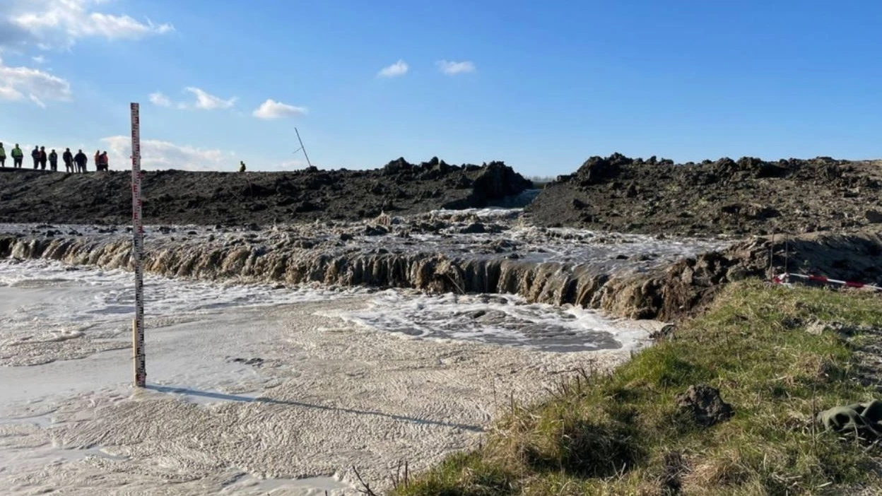 Groningse testdijk opgeblazen als experiment voor hoogwatercrisis