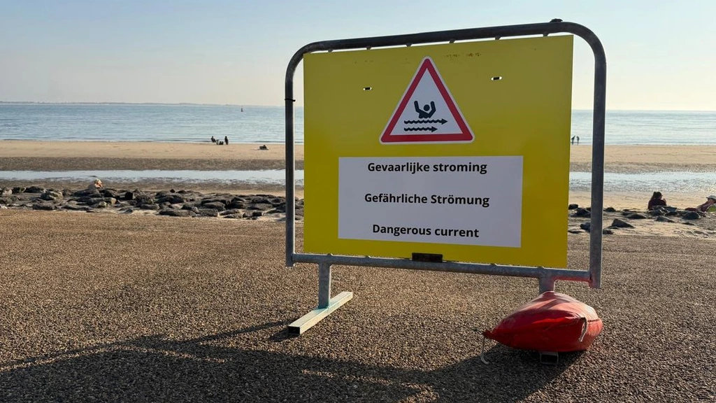 Strandwachten Zeeland waarschuwen voor sterke stroming door springtij