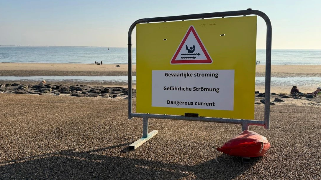 Strandwachten Zeeland waarschuwen voor sterke stroming door springtij Strandwachten Zeeland waarschuwen voor sterke stroming door springtij