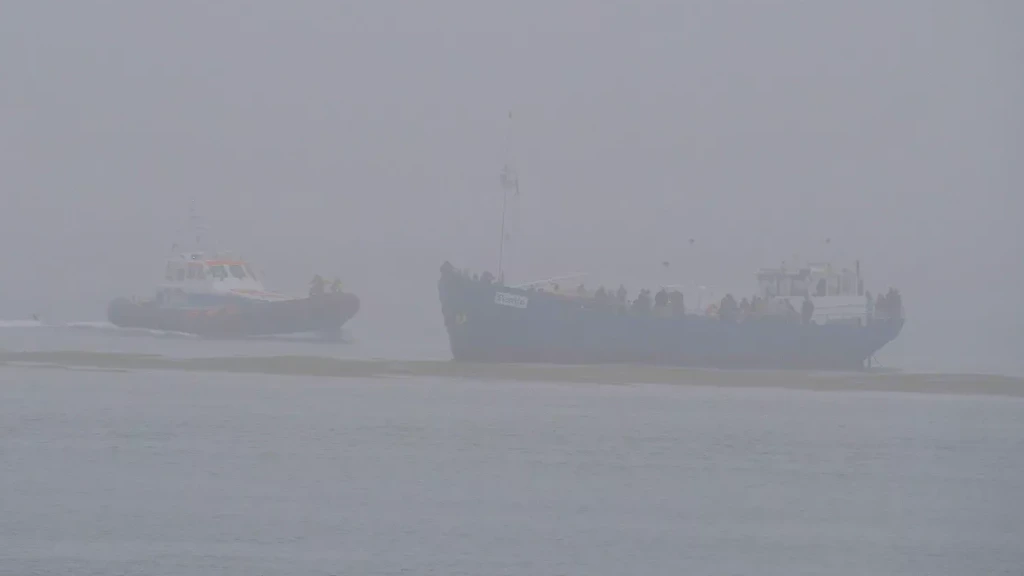 Foto: Vastgelopen rondvaartschip weer terug in de haven van Breskens