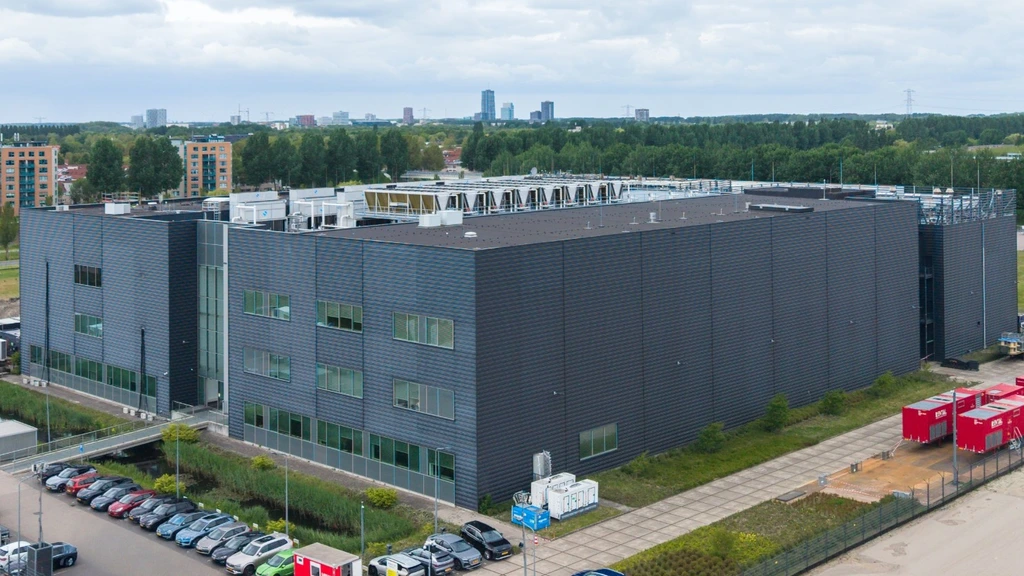 Foto: Tijdelijke stroomvoorziening in datacentrum in Almere, klanten starten weer op