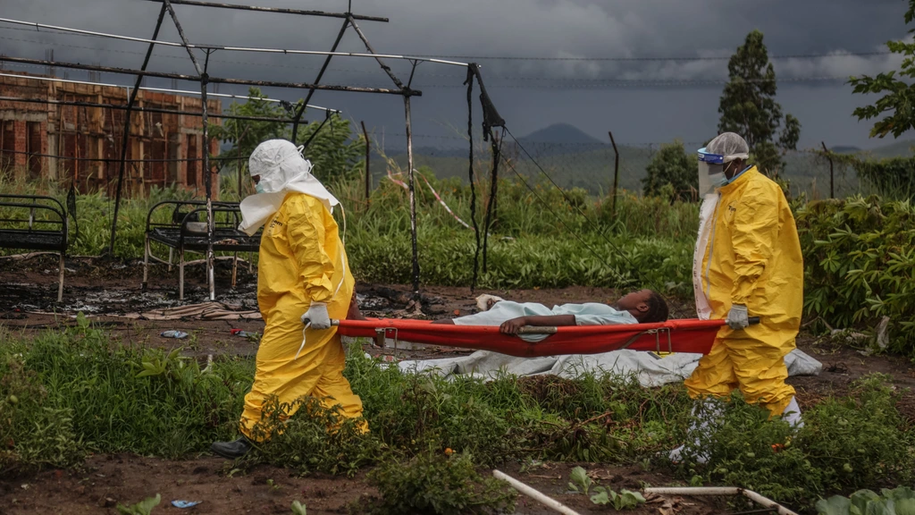 Foto: Woedende menigte bestormt ziekenhuis voor ebola-patiënten in Congo