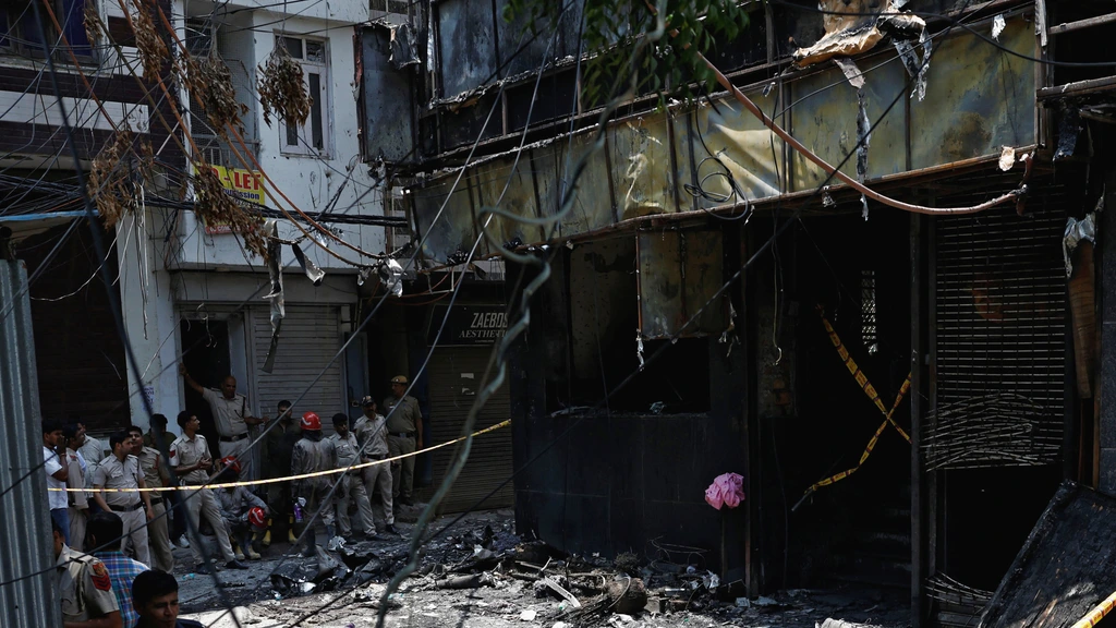 Foto: Doden bij hotelbrand New Delhi, mensen sprongen uit paniek uit het gebouw