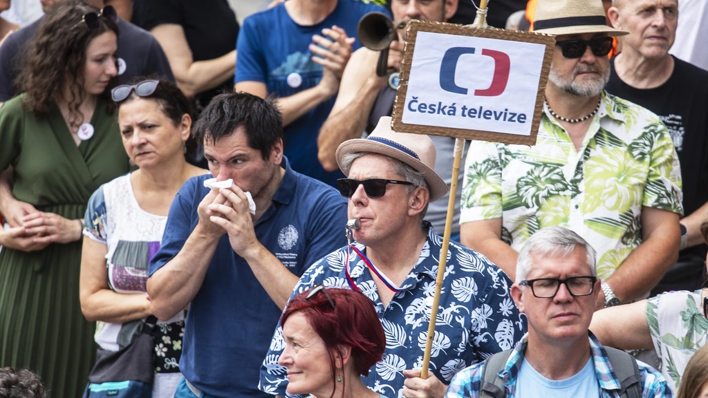 Duizenden Tsjechen bij solidariteitsactie voor publieke omroep Duizenden Tsjechen bij solidariteitsactie voor publieke omroep