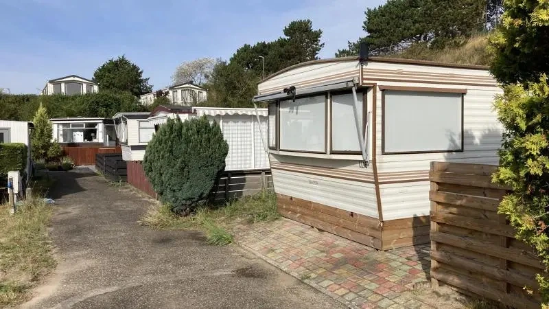 Foto: Camping Zandvoort op slot vanwege slepend conflict over verdwijnen chalets 