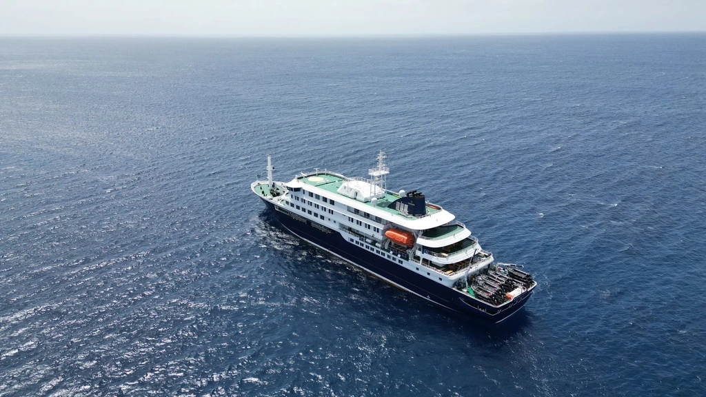 Foto: Drie zieke opvarenden cruiseschip klaargemaakt voor evacuatie naar Nederland 