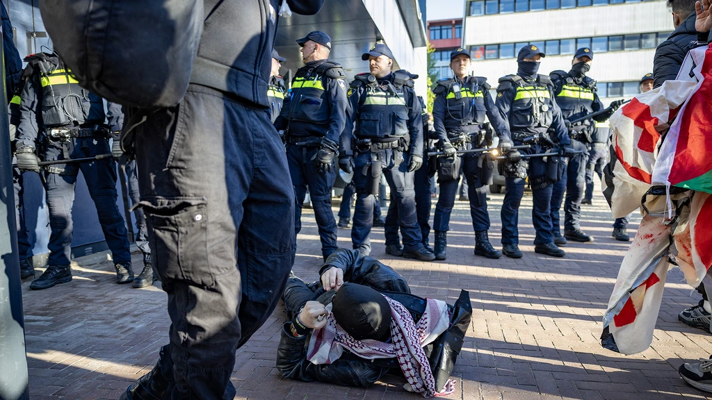 Foto: 22 arrestaties na bezetting VU-gebouwen Amsterdam 