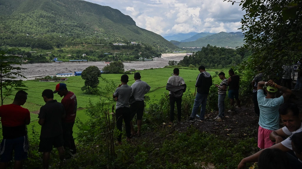 Foto: Net ontstaan meer Tibet stroomt over, waterpeil in Nepal stijgt snel