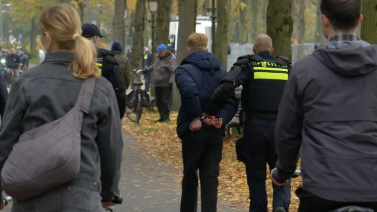 Veel politie in Den Haag, groepjes jongeren zijn naar de stad gekomen