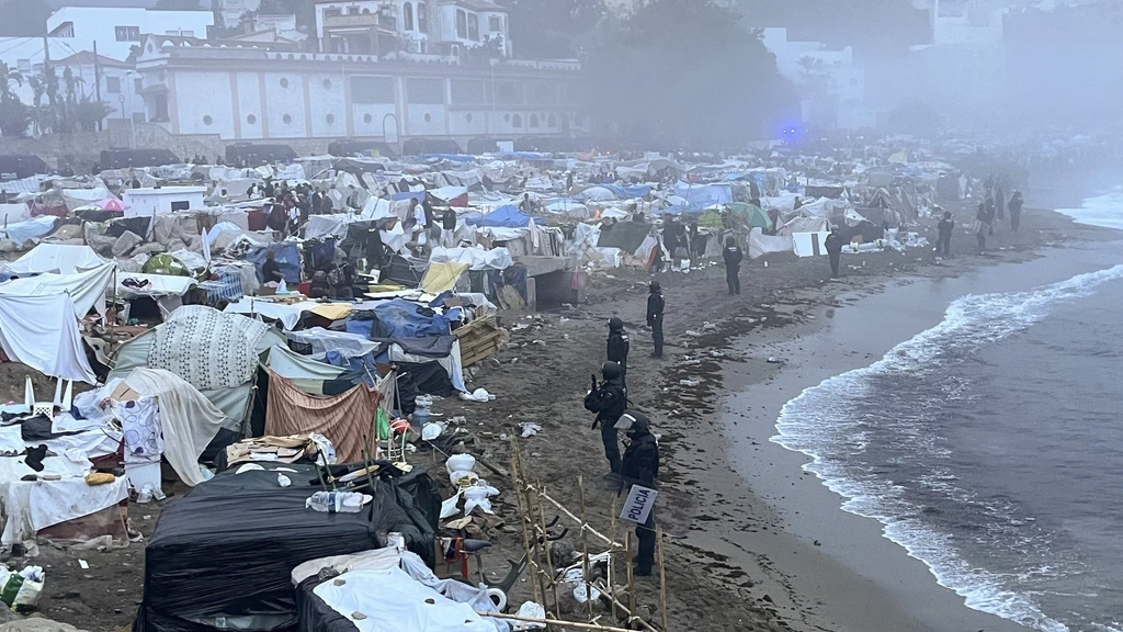 Foto: Politie Spanje ontruimt migrantenkamp op strand in Ceuta