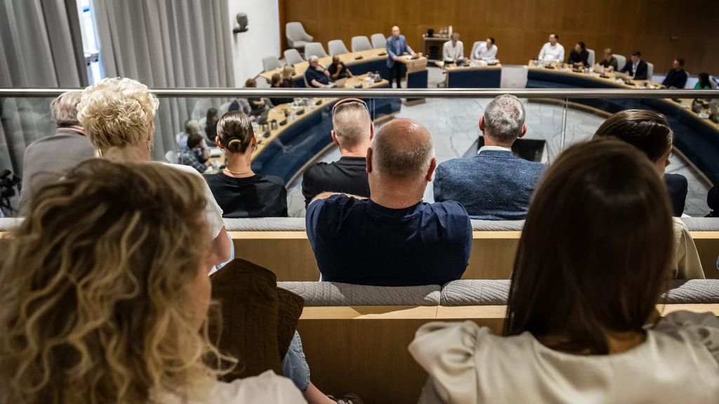 Foto: Inwoners Engelen spreken gemeente over asielopvang: 'Luister naar onze zorgen'