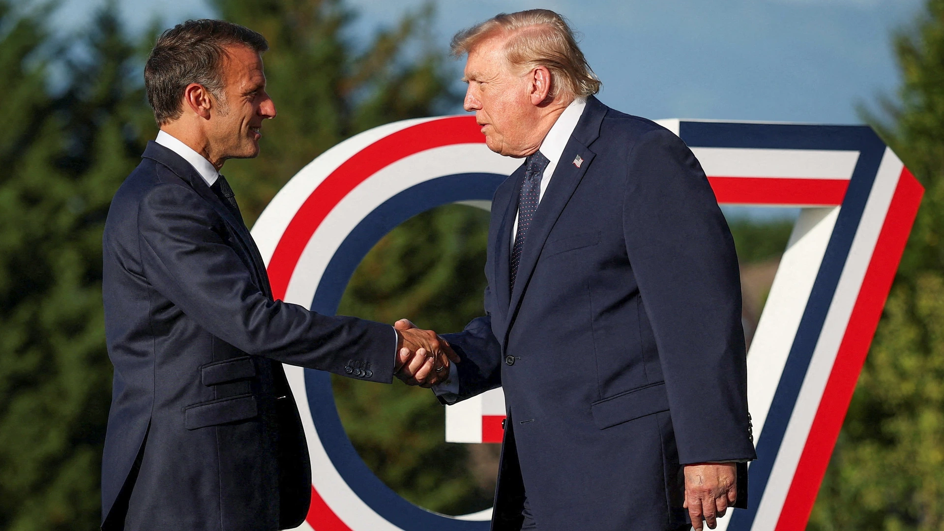 Spanning en druk rond G7 in Frankrijk, Macron verleidt Trump met Versailles