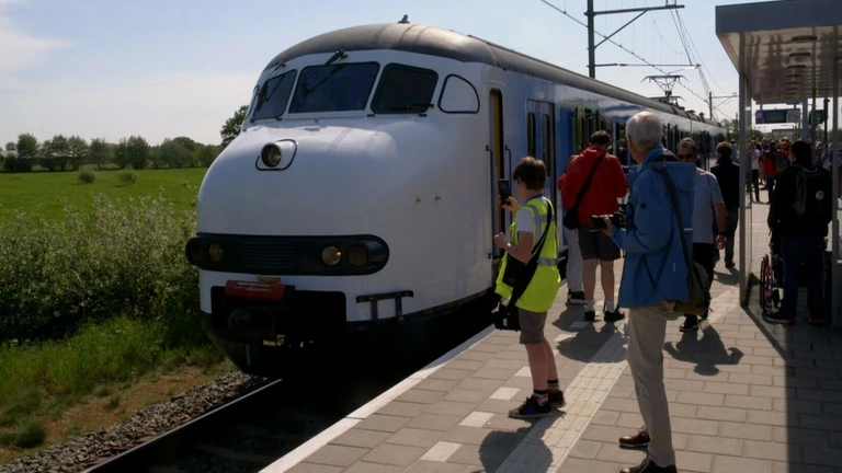 Bankjes en open ramen: oude trein is terug in de gewone dienstregeling