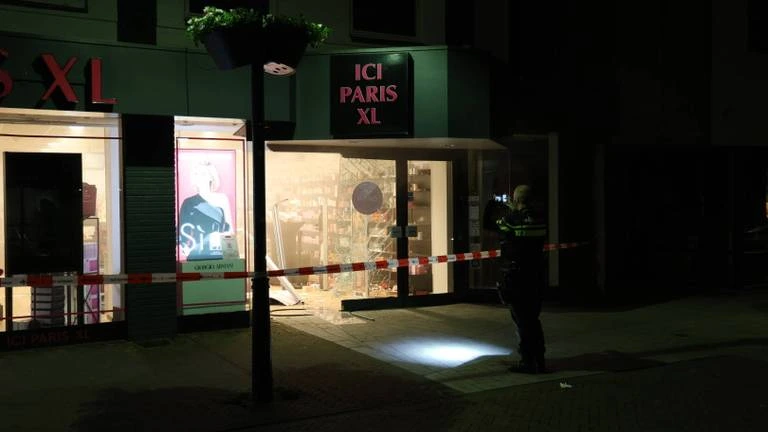 Foto: Schade na ramkraak bij parfumerie in Boxmeer, vluchtauto teruggevonden
