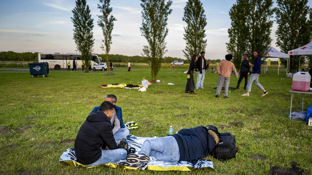 Foto: Nog geen slaapplek voor vannacht voor groep asielzoekers Ter Apel 